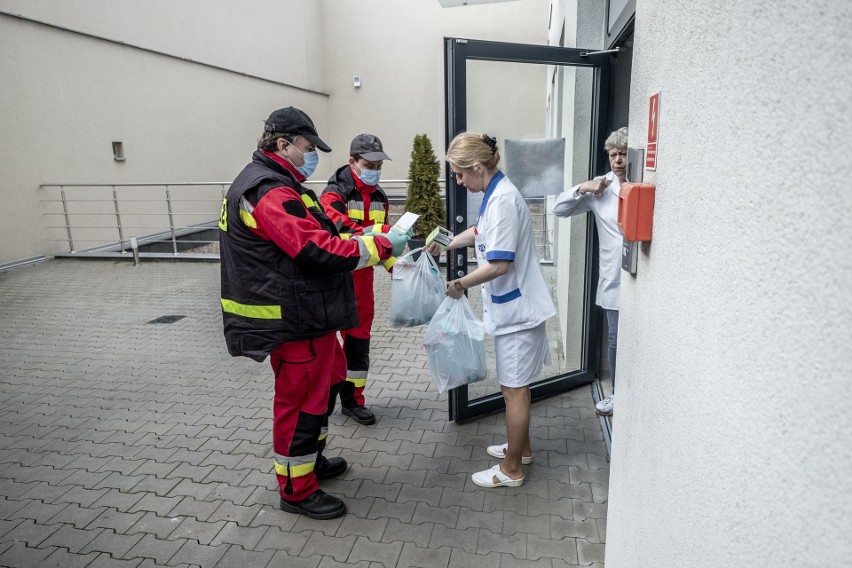 Strażacy z OSP os. Kwiatowe przygotowali i rozwieźli do...