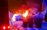 W Praszce przy ul. Nałkowskiej spłonęła drewniana wiata - łunę ognia było widać z daleka