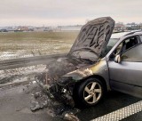 Groźny pożar samochodu na S5 koło Leszna. Silnik mazdy stanął w płomieniach