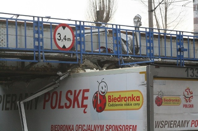 Tir utknął pod wiaduktem w SłupskuTir utknął pod wiaduktem w Słupsku