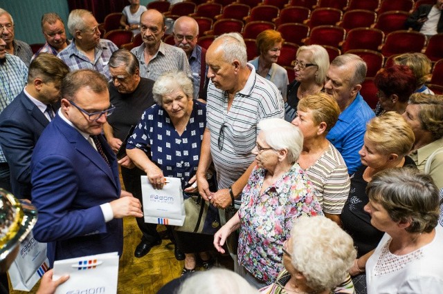 Bezpłatne czujniki czadu otrzymują osoby po 65 roku życia, które zgłosiły się wcześniej do miejskiego programu.