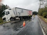 Zderzenie dwóch ciężarówek na drodze wojewódzkiej nr 647, w pobliżu Myszyńca. 14.10.2020. Zdjęcia