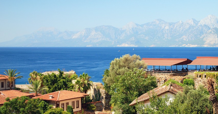 Antalya leży u podnóży majestatycznych gór Taurus....