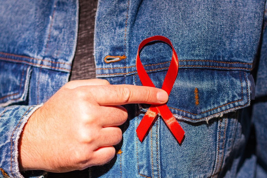 Czerwona wstążka to symbolem świadomości AIDS i wsparcia dla...