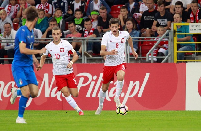 Jakub Moder (nr 8) w koszulce reprezentacji Polski...