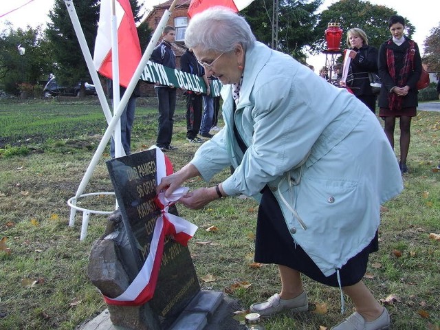 Cecylia Nierzwicka odsłoniła obie pamiątkowe tablice - polskiego oficera Mieczysława Nierzwickiego i ofiar katastrofy lotniczej pod Smoleńskiej z 10 kwietnia br.