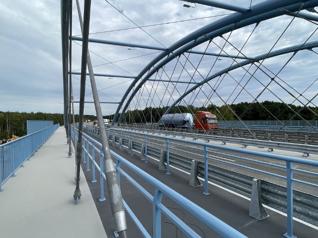 Budowa wiaduktu po zachodniej stronie ulicy Armii Krajowej w Bydgoszczy dobiega końca. Pomyślnie zakończyły się próby obciążeniowe, a na jezdni ułożona została nawierzchnia.