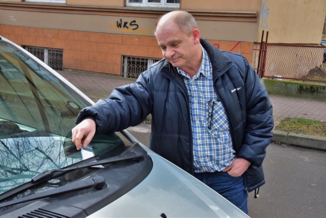 - W tym momencie nie wolno tu pobierać opłaty za parkowanie - przekonuje Marek Browiński, taksówkarz, który zauważył ten błąd. W ramach eksperymentu zaparkował swój samochód przy ulicy Grodzkiej. Za wycieraczką znalazł bilecik z wezwaniem do zapłaty wraz z dodatkową opłatą - 20 zł. Nie zapłacił, złożył reklamację.