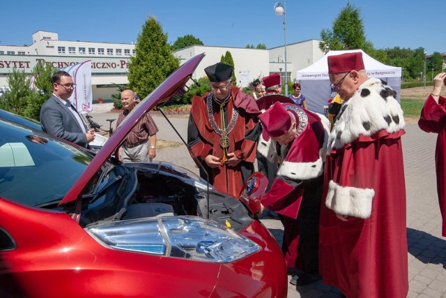 Na Uniwersytecie Technologiczno-Przyrodniczym w Bydgoszczy otwarto stację do ładowania pojazdów elektrycznych. Będą mogli z niej korzystać wszyscy posiadacze takich aut.Stację otwarto z okazji Święta Uczelni, które wczoraj obchodził uniwersytet. Z tej okazji przed budynkiem Auditorium Novum UTP zaprezentowano pojazdy elektryczne. Uczelnia otrzymała od firmy Nissan samochód elektryczny marki LEAF, który posłuży do celów naukowych, dydaktycznych i promocyjnych. Na UTP realizowane są badania z zakresu elektromobilności oraz integracji pojazdów elektrycznych z siecią elektroenergetyczną. Trwają też prace nad projektem nowych ładowarek do pojazdów elektrycznych dla firmy Rawicom.UTP jest pierwszą uczelnią w regionie, przy której powstanie szybka ładowarka do samochodów elektrycznych, z której będą mogli korzystać wszyscy posiadacze takich pojazdów.Pogoda na czwartek, 21 czerwca