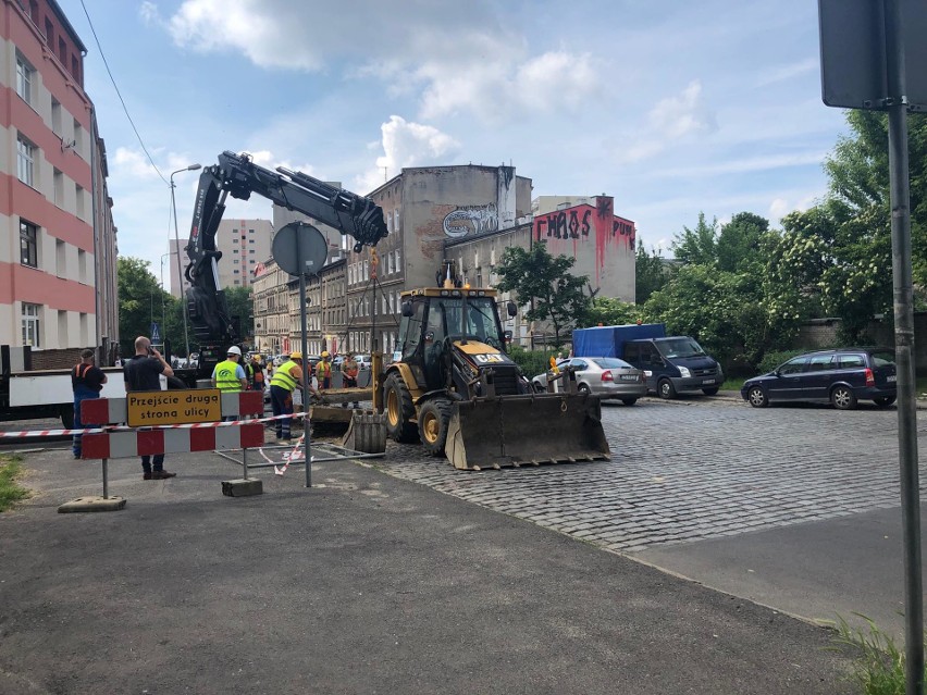 Szczecin: Utrudnienia na Niebuszewie. ZWiK usuwa usterkę [ZDJĘCIA]