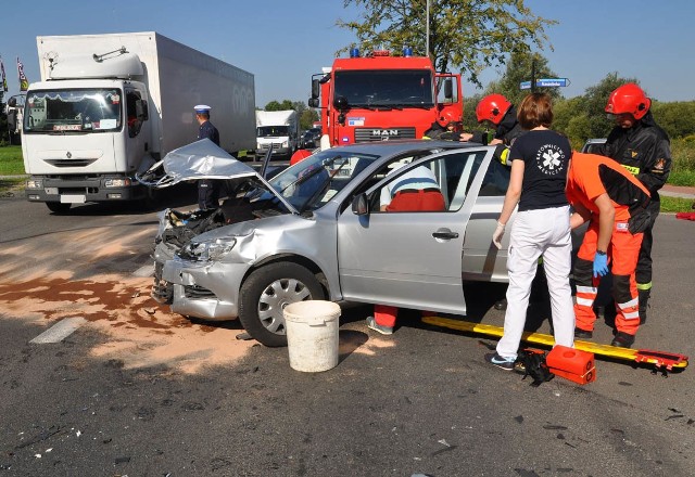 Wrześniowy wypadek na szczecineckiej obwodnicy. Poszkodowana kierująca skodą czekała na ratowników jadących aż z Barwic, choć z miejsca wypadku do szpitala jest może z kilometr. 