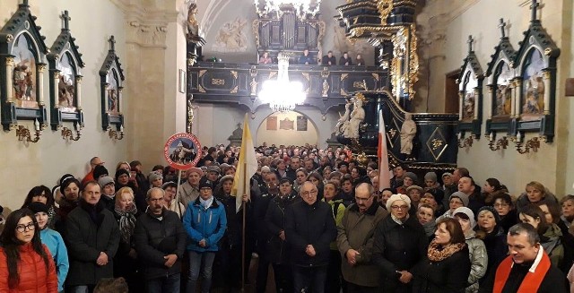 II Dekanalną Drogę Krzyżową Dekanatu Skalbmierskiego zakończył Apel Jasnogórski w kościele w Dzierążni.