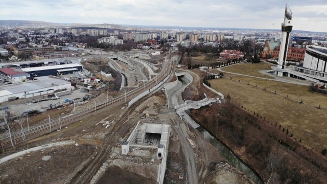 W lipcu kierowcy, pasażerowie komunikacji miejskiej, rowerzyści oraz piesi mają zacząć korzystać z Trasy Łagiewnickiej i powstałej w jej ramach nowej linii tramwajowej. Tak zapowiada odpowiedzialna za przedsięwzięcie sp&oacute;łka Trasa Łagiewnicka.