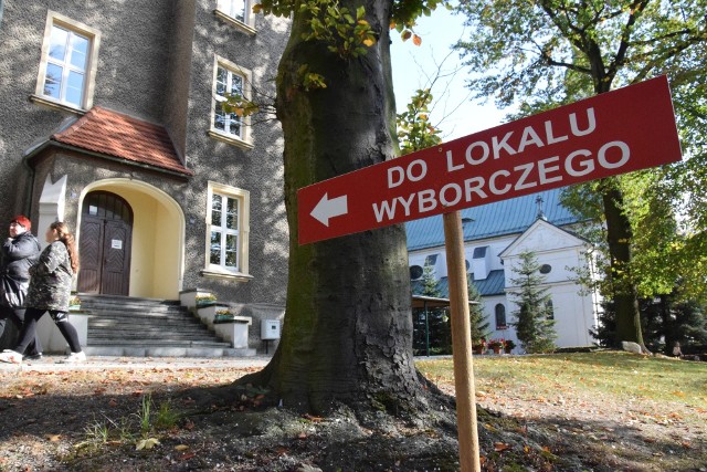 Lokal wyborczy w szkole podstawowej nr 1 w Oleśnie