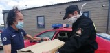 Biegacze i strażacy wspierają wielkopolskie szpitale. Pierwsza dostawa maseczek i fartuchów trafiła do szpitala w Pleszewie