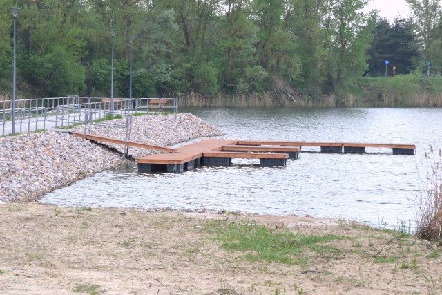 Ścieżka rowerowa, spacerowa i dydaktyczna, punkty widokowe i kładka z tarasem pozwalające na obserwację różnorodnych gatunków roślin i zwierząt, a wszystko to oświetlone i monitorowane. Zmodernizowany zalew w Lipowicy robi wrażenie.W otoczeniu ciszy, piękna przyrody, urokliwych terenów i wspaniałych widoków można tu miło spędzić czas i naładować akumulatory. To miejsce przypadnie do gustu również tym, którzy lubią aktywność na świeżym powietrzu. Koszt inwestycji to 2 miliony 984 tysięcy złotych, na realizację zadania władze Gminy i Miasta Chęciny pozyskały ponad 1 milion 700 tysięcy złotych unijnego dofinansowania.Zobacz, jak prezentuje się zalew w Lipowicy na kolejnych slajdach oraz w filmie.