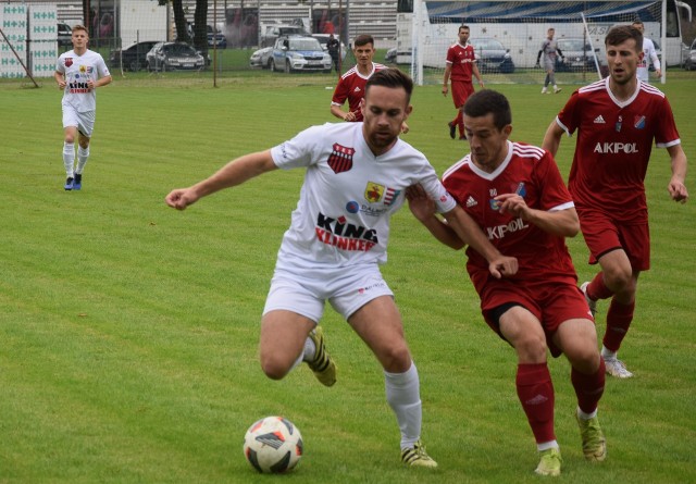 Przemysław Nogaj (z lewej) strzelec trzeciego gola dla Oskara w meczu z Mazovią.