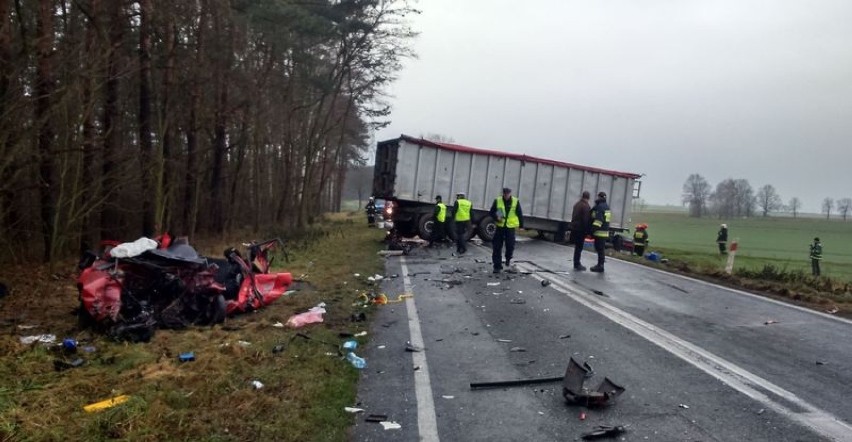 Opel zderzył się z ciężarówką. Kierowca zginął. Jego żona i córka walczą o życie (ZDJĘCIA)