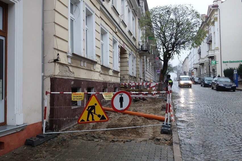 Ul. Dworna: Bomba przy sanepidzie. Robotnicy wykopali pocisk artyleryjski