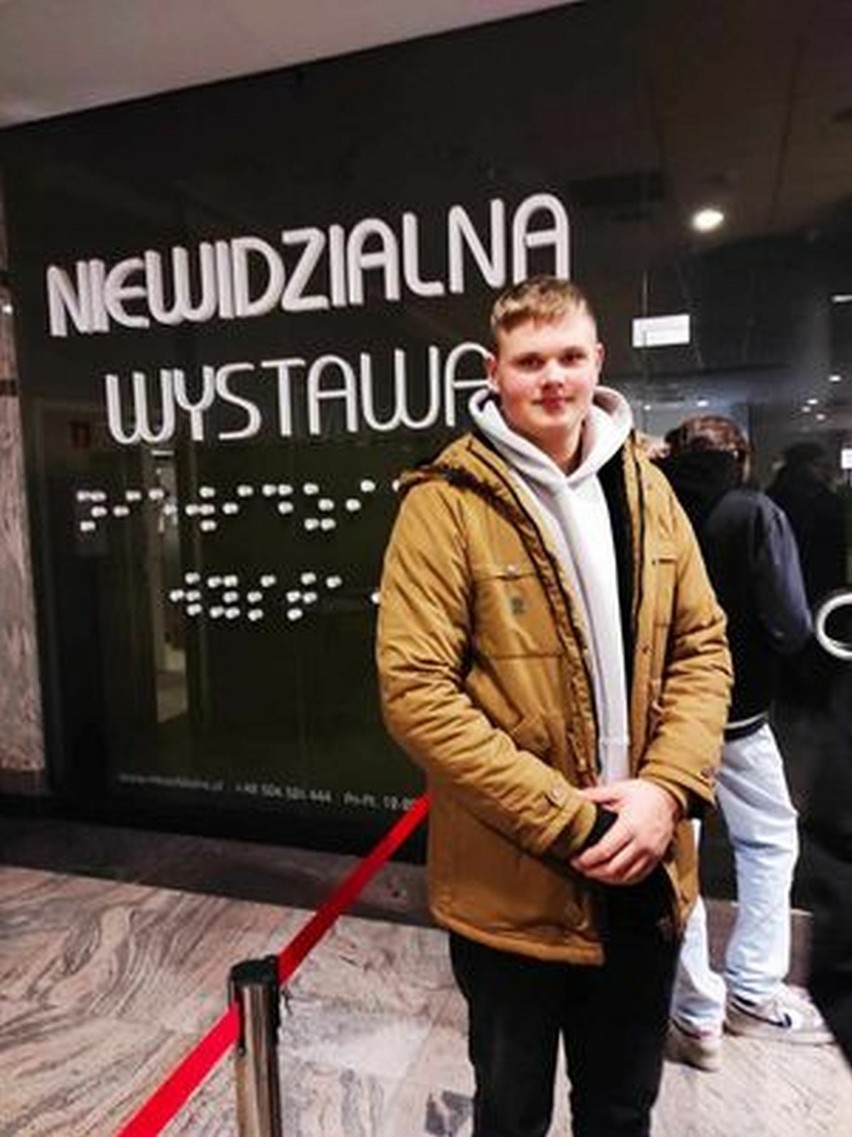 Uczniowie z Garbatki zwiedzili Niewidzialną Wystawę w Warszawie. Poznawali świat osób niewidomych. Zobaczcie zdjęcia