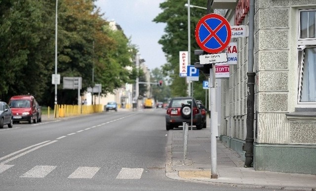 Najpierw zakaz zatrzymywania się, a kilka metrów dalej strefa parkowania.