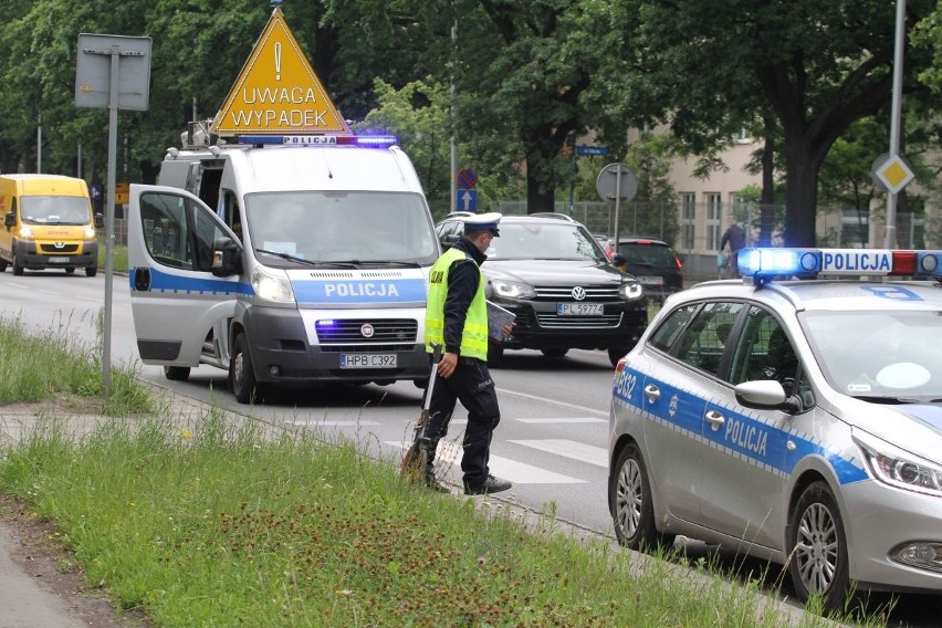 Wrocław: Motocyklista potrącił kobietę i uciekł. Szuka go policja (ZDJĘCIA)