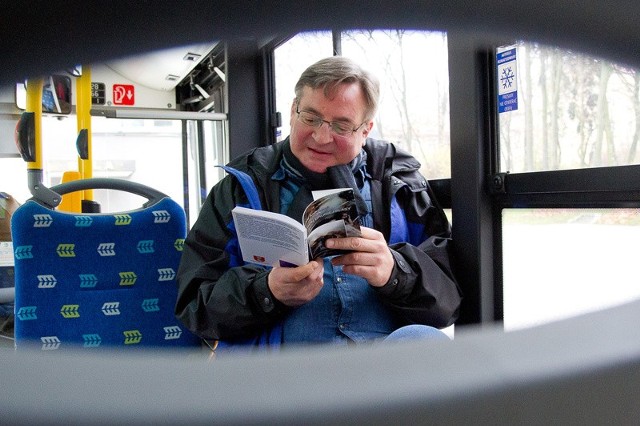 W piątek i w sobotę pasażerowie linii nr 3 w autobusie mogą trafić na aktorów Teatru Dramatycznego (na zdjęciu Marek Tyszkiewicz), którzy umilą kurs czytając książkę na głos.