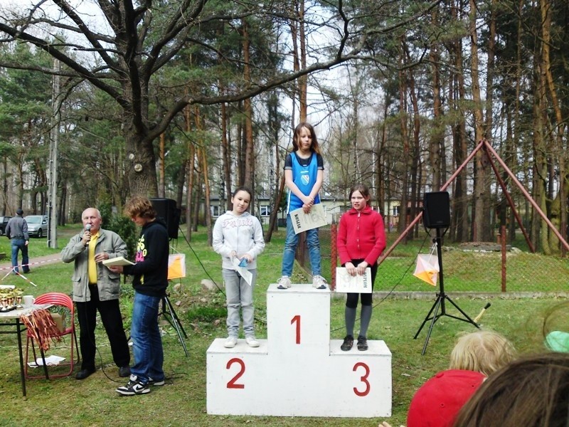 Ola Rosińska (w środku) i Julia Kolosek (z prawej) na podium...