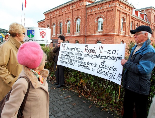 Przed wyborami państwo Kujawa protestowali przeciwko burmistrzowi przed urzędem. Domaga się on od nich przeprosin na łamach prasy.