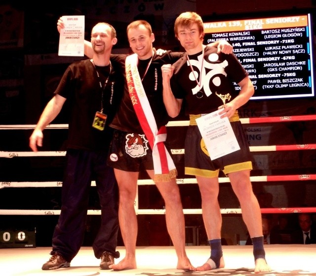 Kamil Szlęzak bardzo dobrze spisał się na mistrzostwach Polski w kick boxingu - zdobył srebrny medal w kategorii juniorów. 