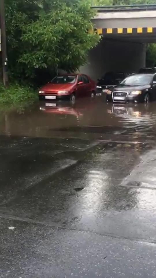 Burza i ulewa w Krakowie: powalone drzewa, utrudnienia w komunikacji [WASZE ZDJĘCIA, WIDEO]