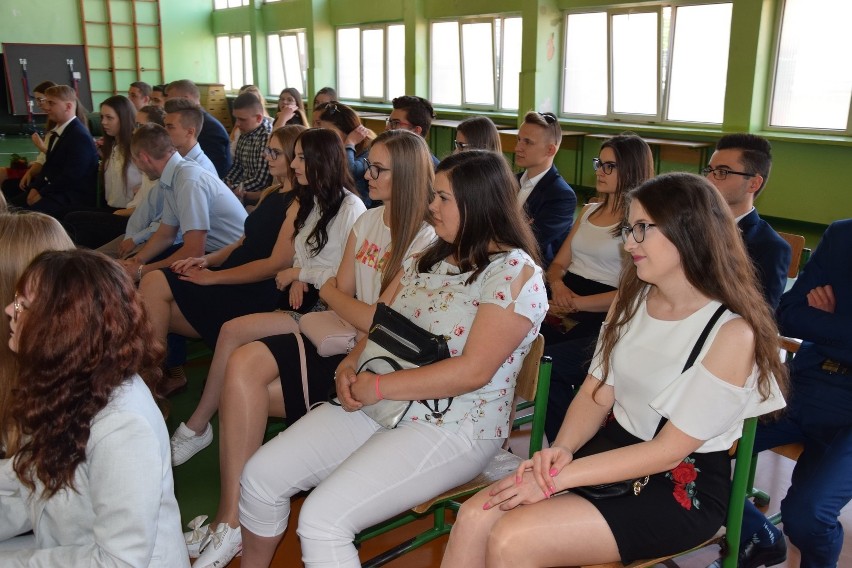 Maturzyści z Ekonomika w Łasku odebrali świadectwa ukończenia szkoły. Zdjęcia 