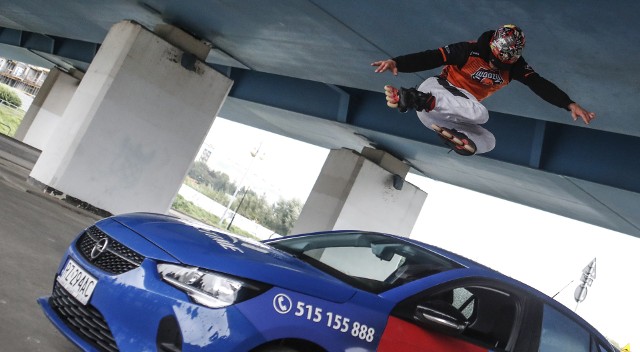 W niedzielę na parkingu Podpromie w Rzeszowie otwarto Slalom Park i odbył się pokaz rolkowy w wykonaniu Medalistów Mistrzostw Polski ze Szkółki Rolkowej Wodzu w Rzeszowie, a także rolkowy skok przez samochód wielokrotnego Mistrza Polski - Jakuba Flagi.