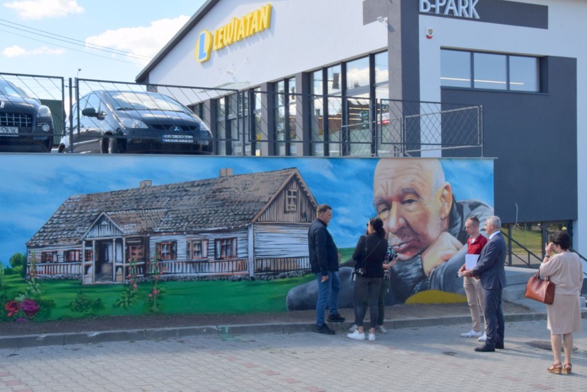 Jedyne takie miejsce pamięci słynnego aktora Ryszarda Kotysa "Paździocha" powstało w jego rodzinnym Mniowie. Zobacz olbrzymi mural i tablicę
