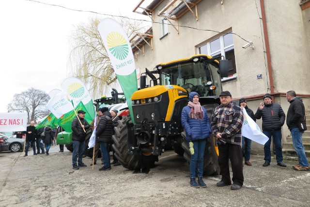 W lutym poseł Janusz Kowalski spotkał się z zarządem i pracownikami Top Farms. Zapewniano wówczas, że przyszłe rozwiązania nie mogą spowodować zmniejszenia liczby miejsc pracy.