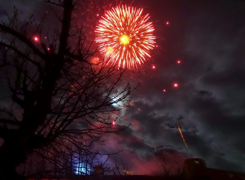 Iłża. Zjawiskowy pokaz fajerwerków w Nowy Rok oglądało 5 tysięcy osób. Został zorganizowany po raz piętnasty 