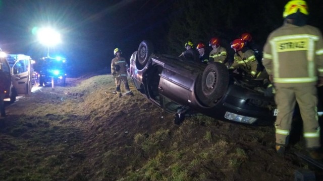 Do wypadku doszło w sobotę w nocy na trasie Złocieniec - Czaplinek. Strażacy z OSP w Złocieńcu zgłoszenie otrzymali o godz. 22:25. - Kierujący samochodem osobowym marki Volkswagen Passat stracił panowanie nad pojazdem i dachował, w samochodzie podróżowały 3 osoby, dwie osoby o własnych siłach wyszły z samochodu przed przyjazdem służb a jedna osoba została zakleszczona. Za pomocą narzędzi hydraulicznych zrobiliśmy dostęp do poszkodowanego, którego przekazaliśmy zespołowi pogotowia ratunkowego. Dwie osoby zostały przetransportowane do szpitala - piszą strażacy na swoim profilu facebookowym, na którym zamieścili także zdjęcia z wypadku. Na miejscu pracowało 5 zastępów straży. 1x Ochotnicza Straż Pożarna Złocieniec1x Ochotnicza Straż Pożarna Siemczyno1x Wojskowa Straż Pożarna Budowo2x Państwowa Straż Pożarna Drawsko Pom.1x Pogotowie Ratunkowe3x Policja + Technik PolicyjnyJesteś świadkiem wypadku? Daj nam znać! Poinformujemy innych o utrudnieniach. Czekamy na informacje, zdjęcia i wideo!■ Przyślij je na adres  alarm@gk24.pl■ Wyślij za pomocą naszego Facebooka:GK24■ Dołącz do grupy Wypadki i utrudnienia - Koszalin i okoliceZobacz także: Kolizja w centrum Koszalina, na skrzyżowaniu ulic Zwycięstwa i 1-go Maja