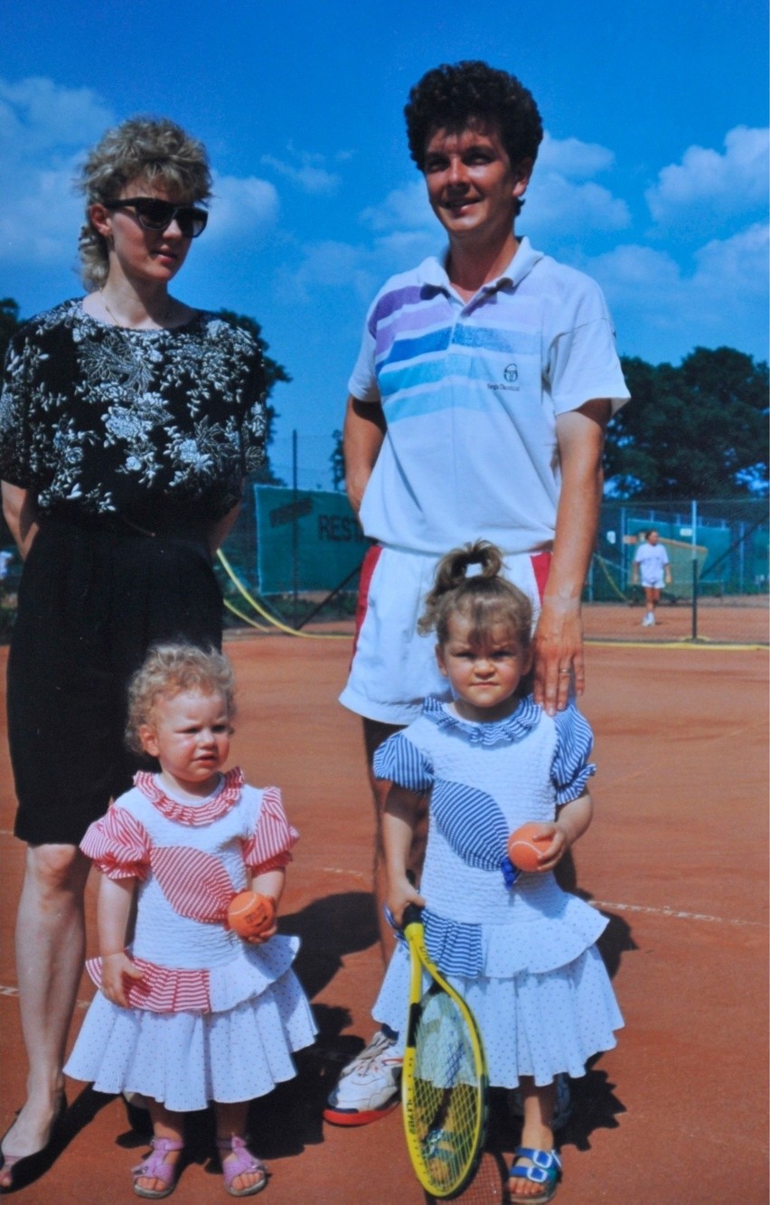 Pierwsza połowa lat 90. - z siostrą oraz rodzicami Martą i...