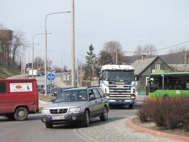 Na ulicy Bulwarowej sznur samochodów ciągnął się aż do Pułaskiego. Zniecierpliwieni kierowcy wymuszali pierwszeństwo, by wjechać na rondo.