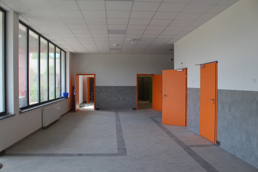 Pojałowice. Rozbudowywana szkoła będzie najnowocześniejszą placówką w gminie Miechów. Uczniowie zaczną naukę we wrześniu [ZDJĘCIA]