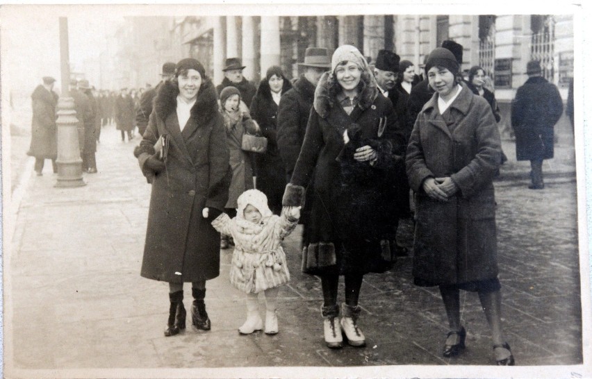 1932 rok. Krakowskie Przedmieście w Lublinie. Od lewej: Anna...
