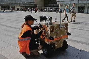 Robot patroluje plac koło Dworca Głównego PKP Fot. Anna Kaczmarz