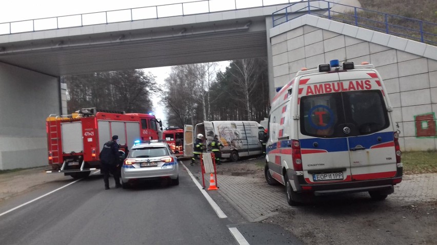 Wypadek na drodze krajowej 48 koło Małoszyc w powiecie opoczyńskim. Samochód dostawczy uderzył w wiadukt kolejowy [ZDJĘCIA]