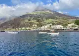 Stromboli: Wulkaniczna wyspa inspirująca wyobraźnię. Czym przyciąga odwiedzających?