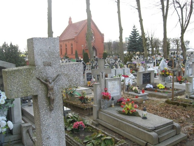 Obecny cmentarz przy ul. Cmentarnej starczy jeszcze na góra trzy lata. Po tym czasie miejsce pochówków ma się przenieść w nowe miejsce przy ul. Poznańskiej.