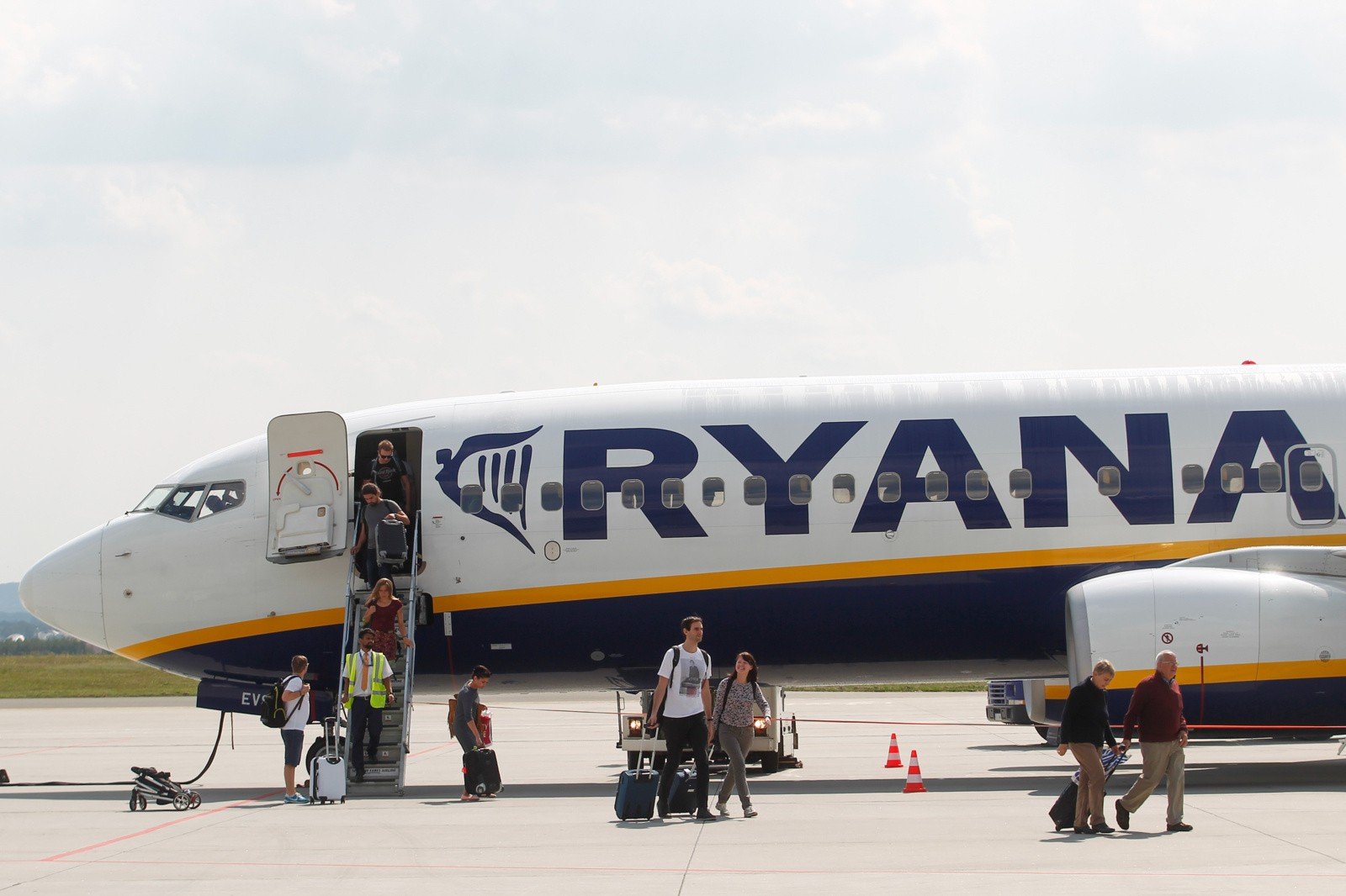 Ryanair: Bagaż podręczny WYMIARY + ZASADY Na pokład tylko z laptopem. Bagaż  podręczny zostawiasz przed wejściem | Strefa Biznesu