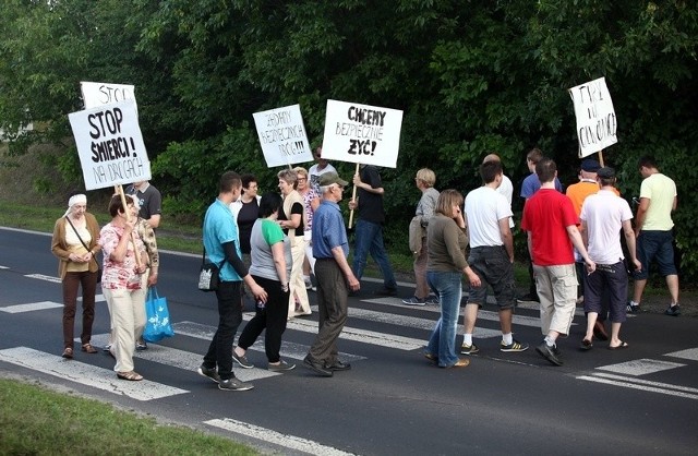 Protestujący maszerowali po przejściach dla pieszych, prezentując przy tym transparenty.