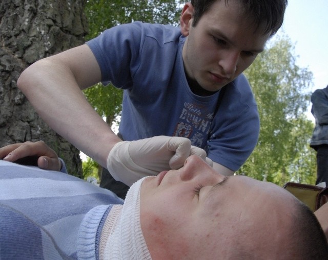 Uczestnicy zawodów przy ćwiczeniu z reanimacji.