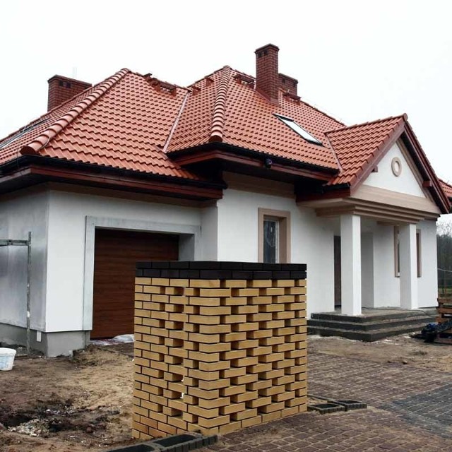 Dach domu dla naszego Czytelnika pokrywa wysokiej jakości dachówka cementowa. Dostarczyła ją na naszą budowę firma Traffic Białystok.