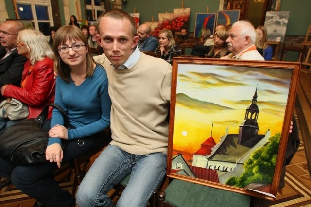 Dominik i Małgorzata Równiccy z Kielc kupili obraz artysty z więzienia w Pińczowie, przedstawiający pińczowski kościół.